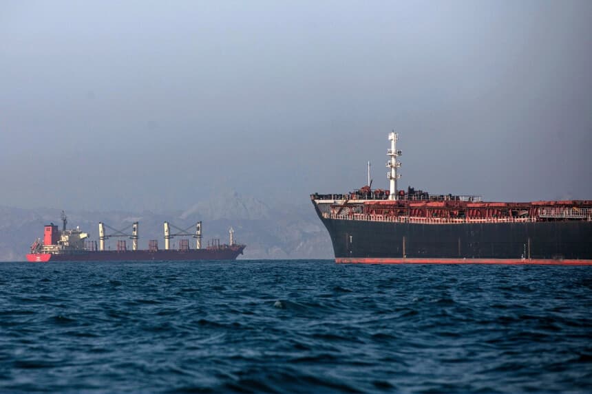Un remolcador iraní está en primer plano mientras buques de carga están fondeados en el Estrecho de Ormuz, frente a Bandar Abbas, Irán, el 4 de mayo de 2026. (Amirhosein Khorgooi/ISNA vía AP).