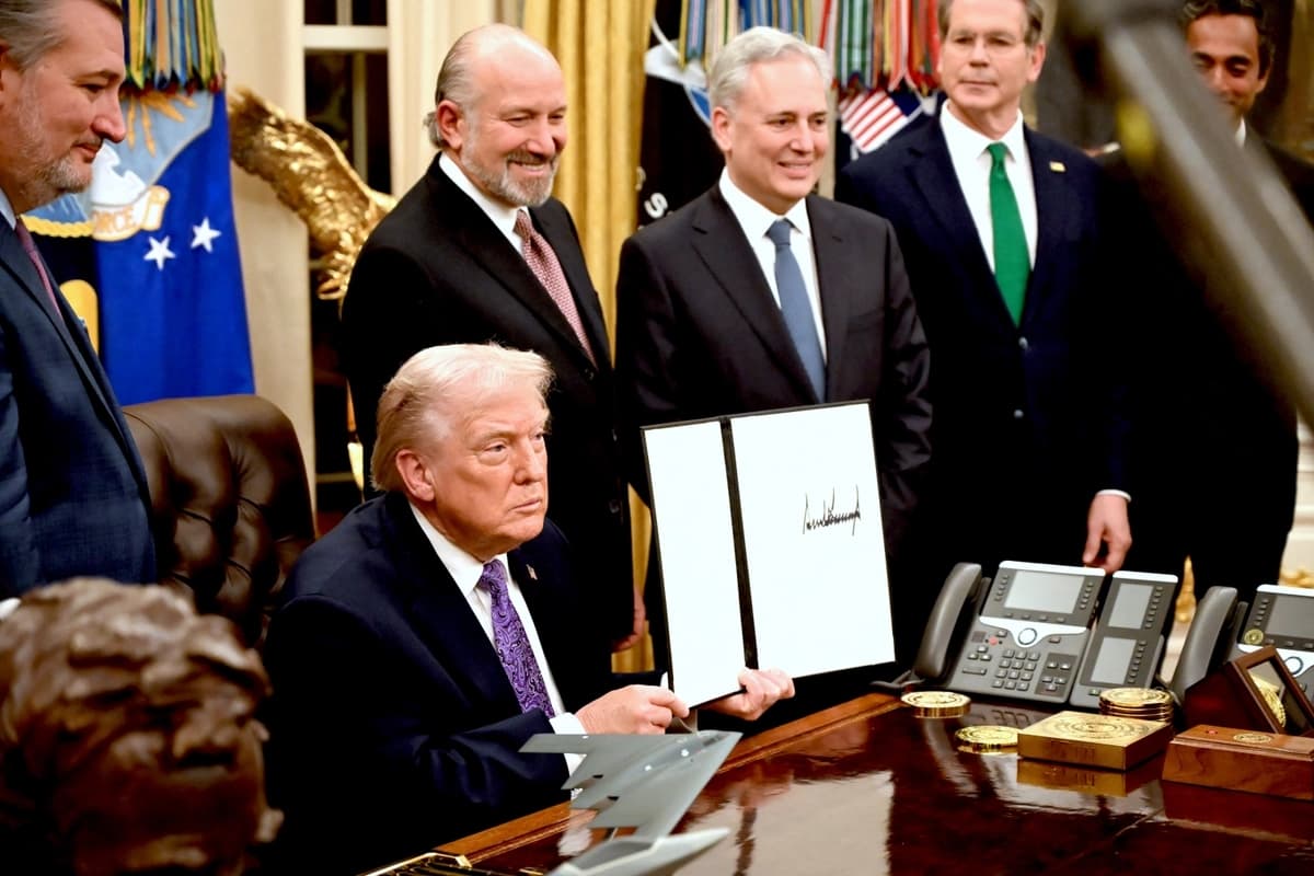 El presidente Donald Trump muestra su iniciativa sobre inteligencia artificial ya firmada durante una ceremonia en el Despacho Oval de la Casa Blanca el 11 de diciembre de 2025. (Alex Wroblewski/AFP vía Getty Images)