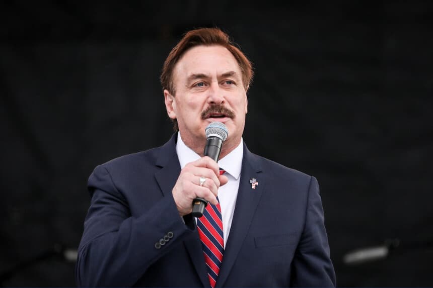 Mike Lindell, CEO de MyPillow, habla en una Concentración Nacional de Oración en el National Mall de Washington el 12 de diciembre de 2020. (Samira Bouaou/The Epoch Times).