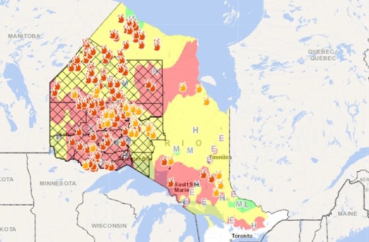 Mapa interactivo de incendios que muestra los incendios activos (en rojo) y los nuevos (en naranja) en Ontario al 15 de julio a las 15:00 (hora del este). El mapa es mantenido por el Ministerio de Recursos Naturales de Ontario y se elabora a partir de informes de más de 130 estaciones meteorológicas en toda la provincia. (Captura de pantalla de The Epoch Times a través de Ontario.ca)
