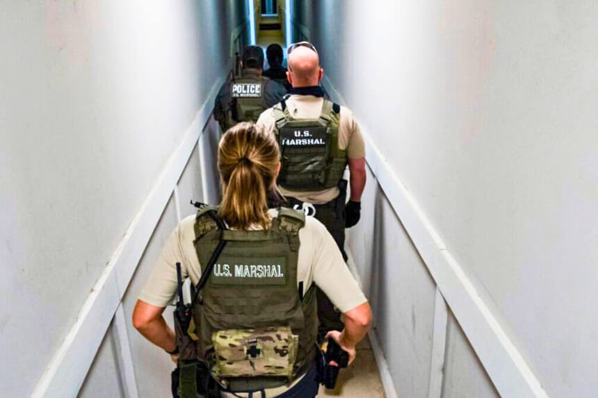 Miembros de la Unidad de Niños Desaparecidos de los U.S. Marshals durante la "Operación Nunca Olvidado 2021" en Atlanta, Georgia. (Cortesía de Shane T. McCoy/U.S. Marshals).
