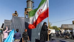 Irán advierte que el Estrecho de Ormuz es una "línea roja" y amenaza la infraestructura regional