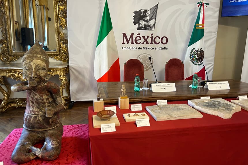 Italia restituyó este jueves a México un valioso lote de 27 piezas arqueológicas y paleontológicas precolombinas de inestimable valor histórico, que habían sido recuperadas por la unidad de Tutela del Patrimonio Cultural (TPC) de los Carabineros en diversas operaciones contra el tráfico ilegal de arte. La entrega formal se realizó en la sede de la Embajada de México en Roma, donde el general de brigada de los Carabineros, Antonio Petti, devolvió las piezas al embajador mexicano, Genaro Lozano. (EFE/ Mariana López Alba)