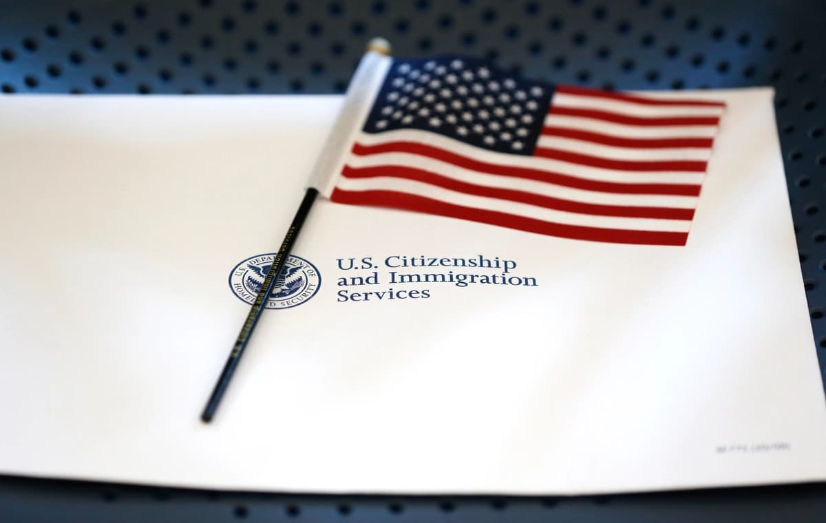 Un paquete informativo y una bandera estadounidense se colocan sobre una silla en la oficina local del Servicio de Ciudadanía e Inmigración de los Estados Unidos en Miami, el 17 de agosto de 2018. (Wilfredo Lee/AP Photo).