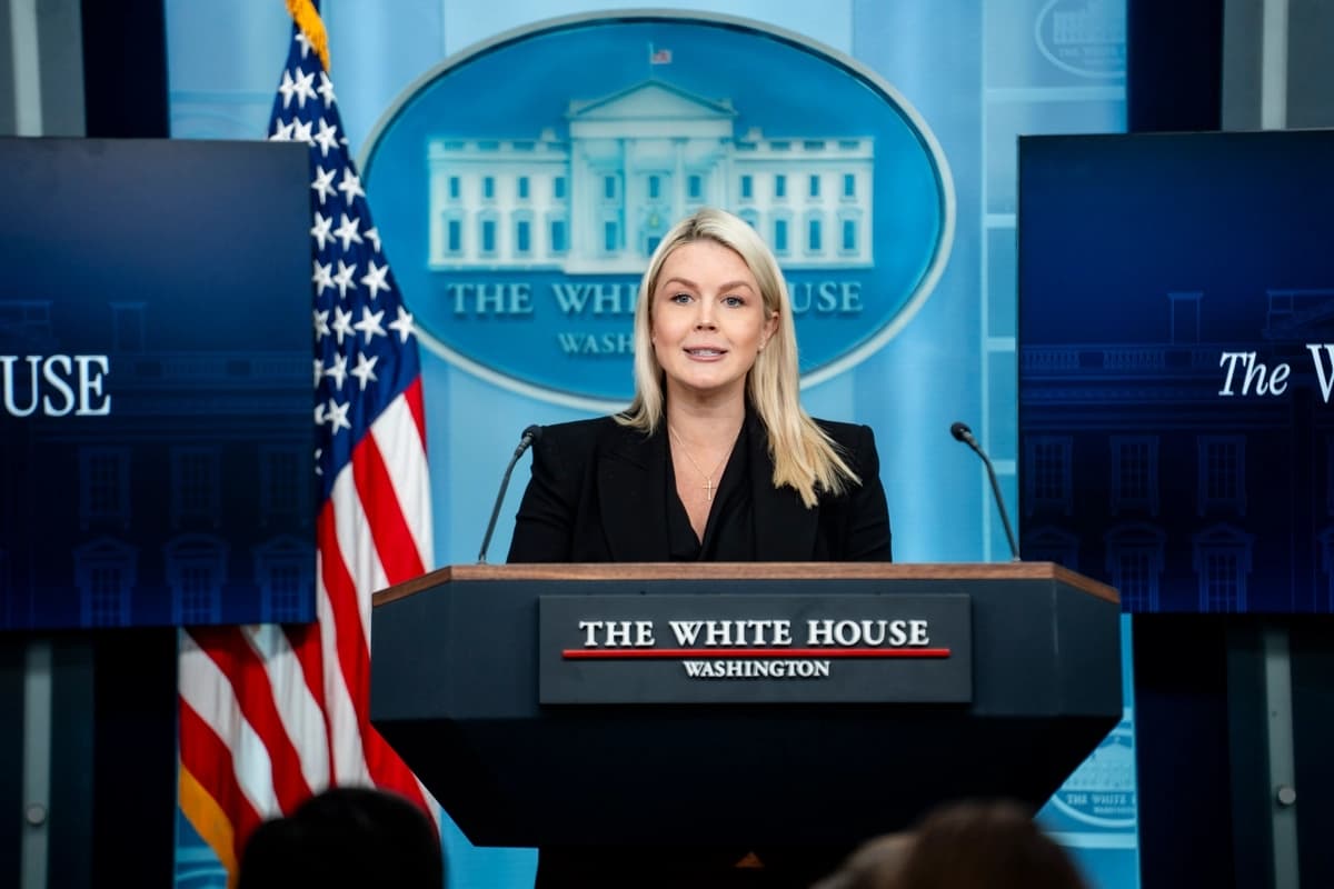 La secretaria de prensa de la Casa Blanca, Karoline Leavitt, habla durante una conferencia de prensa en la Casa Blanca el 27 de abril de 2026. (Madalina Kilroy/The Epoch Times)