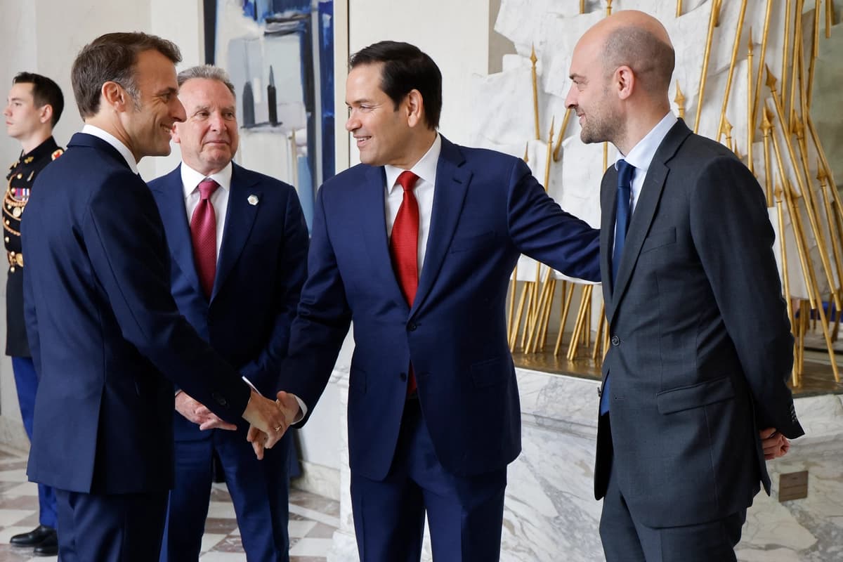 El presidente francés Emmanuel Macron (izquierda) se da la mano con el secretario de Estado de EE. UU., Marco Rubio (segundo por la derecha), junto al enviado especial de EE. UU., Steve Witkoff (centro), y el ministro francés de Europa y Relaciones Exteriores, Jean-Noel Barrot, antes de una reunión en el Palacio Presidencial del Elíseo en París el 17 de abril de 2025. (Ludovic Marin/AFP vía Getty Images)