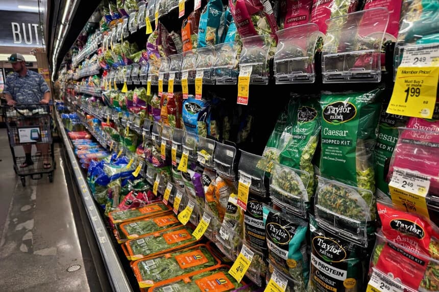Paquetes de lechuga en un supermercado Safeway en Kings Beach, California, el 16 de julio de 2026. (Justin Sullivan/Getty Images).