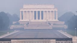 Humo de incendios oscurece el cielo en el norte del Medio Oeste y el noreste de EE. UU.