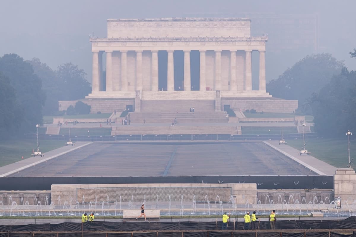 El humo de los incendios forestales a gran escala reduce la visibilidad en los alrededores del Monumento a Lincoln en Washington el 17 de julio de 2026. (Finn Gomez/Getty Images)