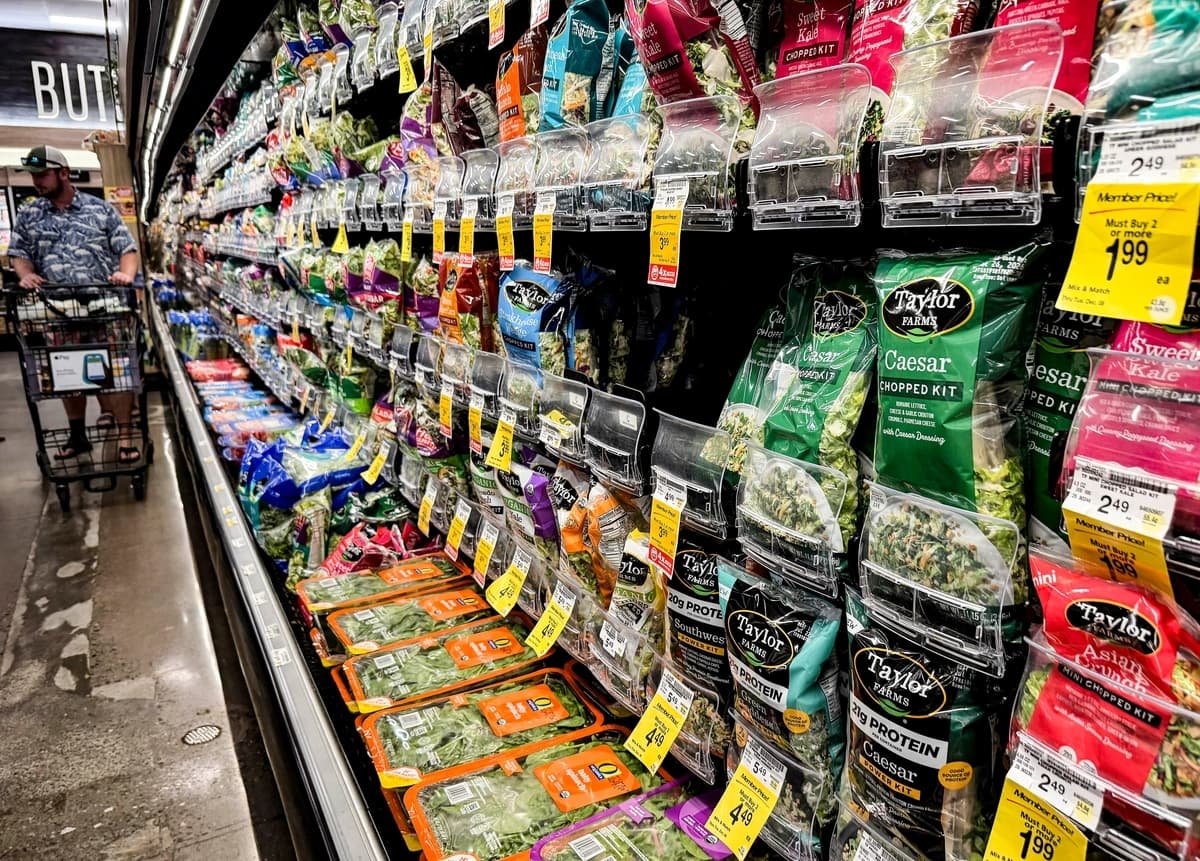 Paquetes de lechuga en un supermercado Safeway de Kings Beach, California, el 16 de julio de 2026. (Justin Sullivan/Getty Images)