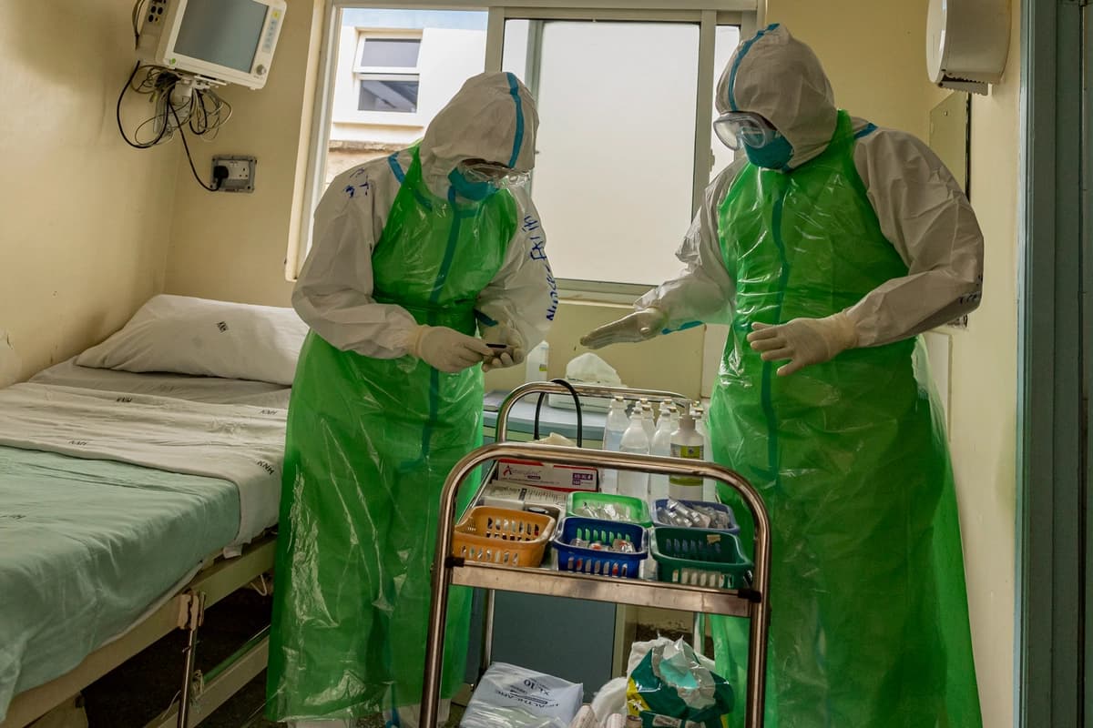 Enfermeras del Hospital Nacional Kenyatta en Nairobi, Kenia, reciben entrenamiento para atender a un paciente con una enfermedad altamente infecciosa durante un ejercicio de simulación el 12 de junio de 2026. (Simon Maine/AFP vía Getty Images).