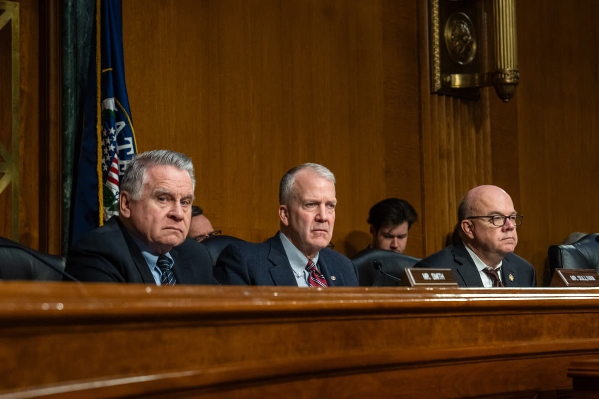(De izquierda a derecha) El copresidente de la Comisión Conjunta del Congreso y el Ejecutivo sobre China (CECC), el representante Chris Smith (R-N.J.); el presidente, el senador Dan Sullivan (R-Alaska); y el representante James McGovern (D-Mass.) escuchan los testimonios durante una audiencia celebrada en el Capitolio, en Washington, el 20 de noviembre de 2025. (Madalina Kilroy/The Epoch Times)