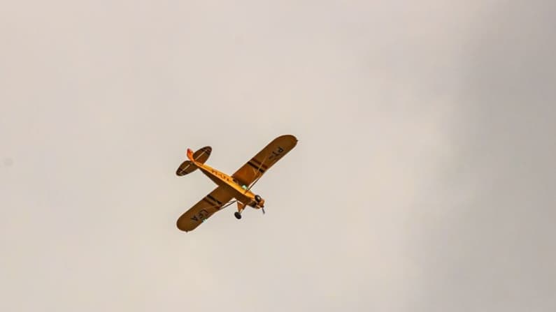 Tragedia aérea: veterano de 81 años fallece tras hundirse su avioneta en un estanque