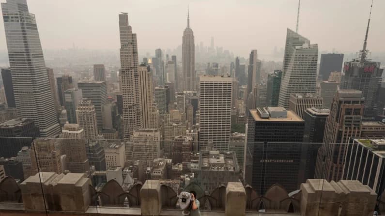Trump advierte subir aranceles a Canadá por el humo "peligroso" de los incendios forestales