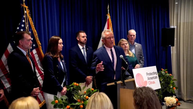 RFK Jr. anuncia cambios en regulaciones de la FDA sobre el contenido de azúcar en el jugo de naranja