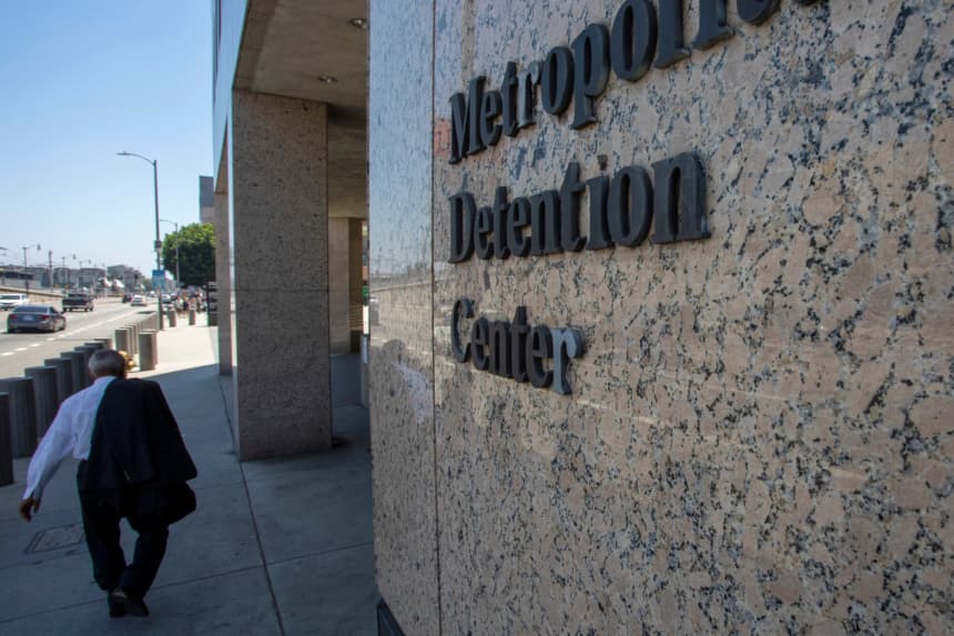 Imagen ilustrativa: Un peatón pasa frente al Centro de Detención Metropolitana mientras se suponía que comenzarían las detenciones masivas por parte de las autoridades federales de inmigración, ordenadas por la administración Trump, en las principales ciudades de todo el país el 14 de julio de 2019 en Los Ángeles, California. (David McNew/Getty Images)