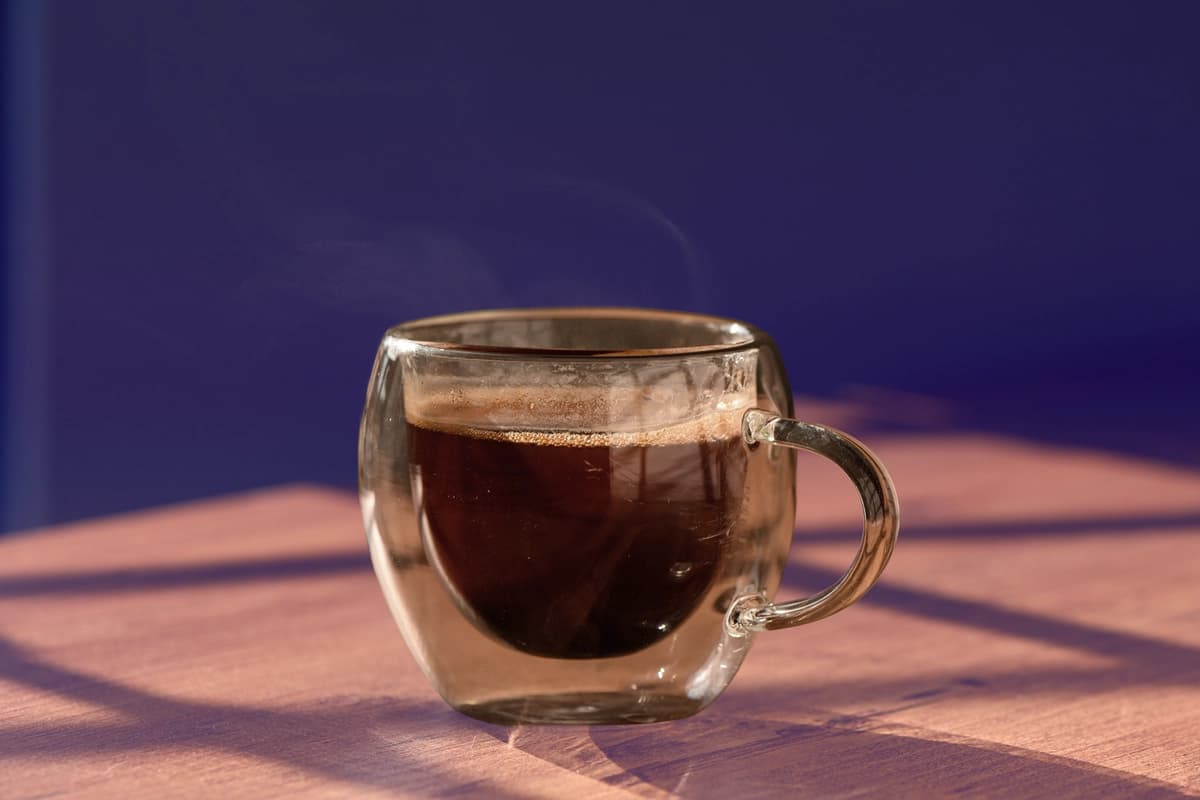 Para algunas personas el día no inicia si no hay una taza de café. (Mixa74/Shutterstock)