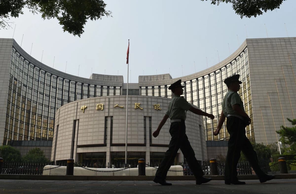 Policías paramilitares patrullan frente al Banco Popular de China, el banco central del país, en Beijing, el 8 de julio de 2015. (Greg Baker/AFP vía Getty Images)