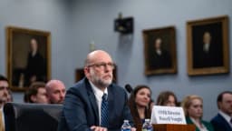 Administración Trump no podrá retirar subvenciones por cambio de prioridades, falla un juez