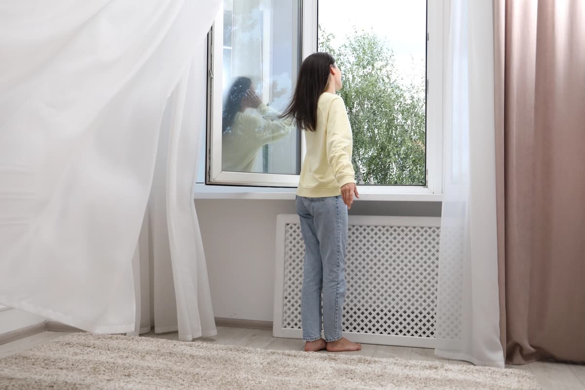 Cuando empiece a refrescar por la noche, empieza por abrir las ventanas de los lados opuestos de la casa. La ventilación cruzada es tu mejor aliada. Lo que quieres es que el aire circule por la casa, no que se quede ahí parado sin hacer nada. (New Africa/Shutterstock)