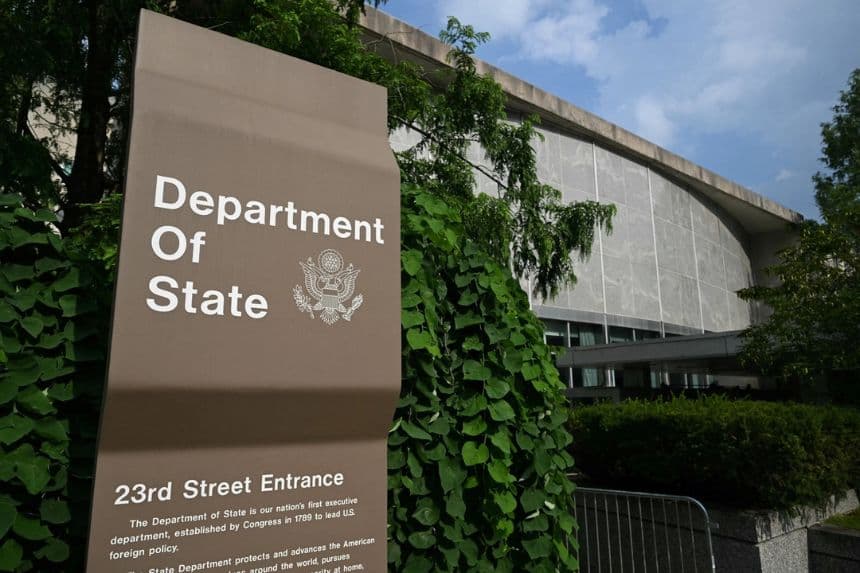 Un cartel en el exterior del Departamento de Estado en Washington, el 11 de julio de 2025. (Saule Loeb/AFP vía Getty Images)
