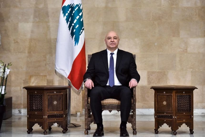 El recién elegido presidente libanés, Joseph Aoun, posa para una fotografía en el palacio presidencial de Baabda, al este de Beirut, el 9 de enero de 2025. (Fadel Itani/AFP vía Getty Images)