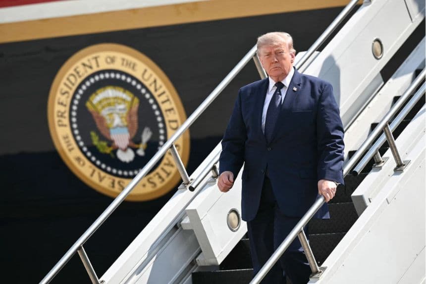 El presidente Donald Trump desciende del Air Force One a su llegada al Aeropuerto Internacional John F. Kennedy en la ciudad de Nueva York, el 17 de julio de 2026. (Mandel Ngan/AFP vía Getty Images)