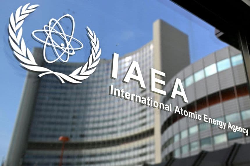 El logotipo del Organismo Internacional de Energía Atómica (OIEA) se ve en la sede del organismo en Viena, Austria, el 2 de marzo de 2026. (Helmut Fohringer/APA/AFP vía Getty Images)