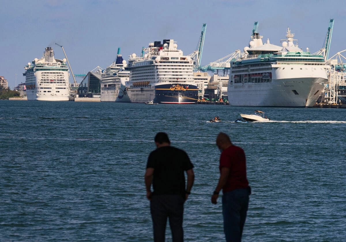 En esta foto de archivo, se ven cruceros atracados en el puerto. (Joe Raedle/Getty Images)