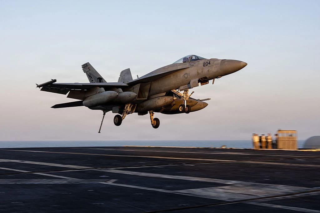 En esta imagen difundida por la Marina de los EE. UU., un F/A-18E Super Hornet, adscrito al Escuadrón de Cazas de Ataque (VFA) 14, se prepara para realizar un aterrizaje con frenado en la cubierta de vuelo del portaaviones clase Nimitz USS Abraham Lincoln (CVN 72) en apoyo de la Operación Epic Fury en el mar el 1 de marzo de 2026. (Marina de los EE. UU. vía Getty Images)