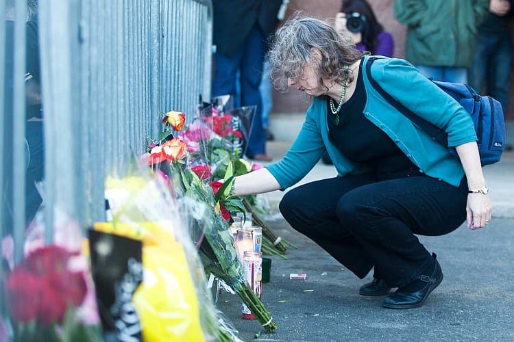 En esta foto de archivo, un residente de Tucson deposita flores en un memorial dedicado a las víctimas de un tiroteo ocurrido el año pasado. (Jonathan Gibby/Getty Images)
