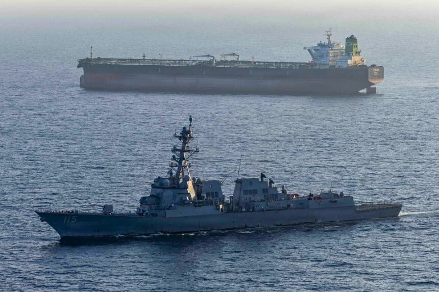 Buques en el estrecho de Ormuz el 26 de abril de 2026. (Armada de los Estados Unidos vía Getty Images).