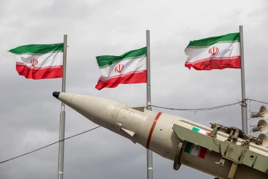 Misiles fabricados por las fuerzas armadas de Irán se exhiben junto a una hilera de banderas iraníes durante las conmemoraciones del aniversario de la Revolución Iraní de 1979 en Teherán, Irán, el 11 de febrero de 2026. (Majid Saeedi/Getty Images)