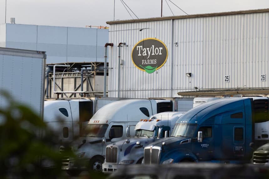 Un letrero en una instalación de Taylor Farms en Salinas, California, el 17 de julio de 2026. (Benjamin Fanjoy/Getty Images).