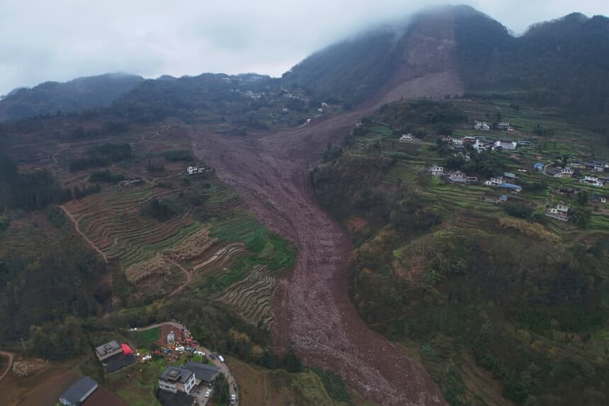 Una fotografía aérea tomada con un dron muestra el lugar de un deslizamiento de tierra en la aldea de Jinping, condado de Junlian, en la ciudad de Yibin, provincia de Sichuan, en el suroeste de China, el 8 de febrero de 2025. (Zeng Li/Xinhua vía AP).