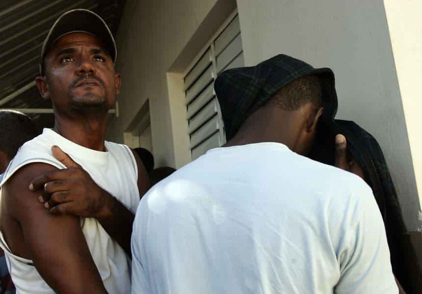 Al menos diez personas, de un presunto grupo de cincuenta inmigrantes indocumentados, han sido detenidas en la mañana de este lunes en aguas de Puerto Rico al intentar llegar ilegalmente a tierra en una embarcación, informó la Policía local. Fotografía de archivo. (EFE/Orlando Barría)