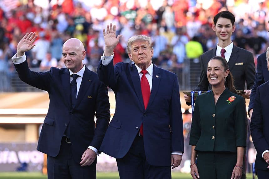 El presidente de la FIFA, Gianni Infantino; el presidente de Estados Unidos, Donald Trump; y la presidente de México, Claudia Sheinbaum, se preparan para la ceremonia de entrega de premios durante la final de la Copa Mundial de la FIFA 2026 entre España y Argentina en el New York New Jersey Stadium el 19 de julio de 2026, en East Rutherford, Nueva Jersey. (David Ramos/Getty Images)