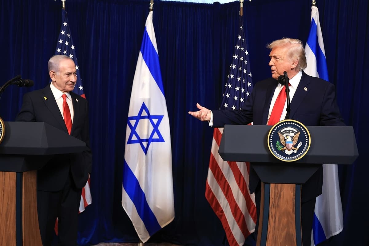 El presidente de EE. UU., Donald Trump (D), ofrece una conferencia de prensa junto al primer ministro israelí, Benjamin Netanyahu, en su club Mar-a-Lago, en Palm Beach, Florida, el 29 de diciembre de 2025. (Joe Raedle/Getty Images)