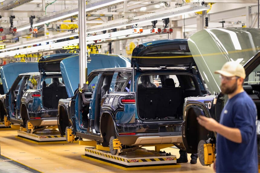 El 19 de mayo de 2026, varios SUV Rivian R2 avanzan por la línea de montaje de la planta de fabricación en Normal, Illinois. El R2, al ser un vehículo totalmente eléctrico, no produce emisiones directas por el tubo de escape. (Scott Olson/Getty Images).