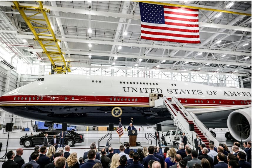 BASE CONJUNTA DE ANDREWS, MARYLAND - 19 DE JUNIO: El presidente de Estados Unidos, Donald Trump, pronuncia unas palabras tras visitar el avión más nuevo de la flota presidencial en la Base Aérea de Andrews el 19 de junio de 2026, en la Base Conjunta de Andrews, Maryland. La familia real de Catar donó a la Fuerza Aérea de EE. UU. este lujoso Boeing 747-8, de 13 años de antigüedad y valorado en 400 millones de dólares, para que se utilice como el nuevo Air Force One. (Foto de Alex Wong/Getty Images).