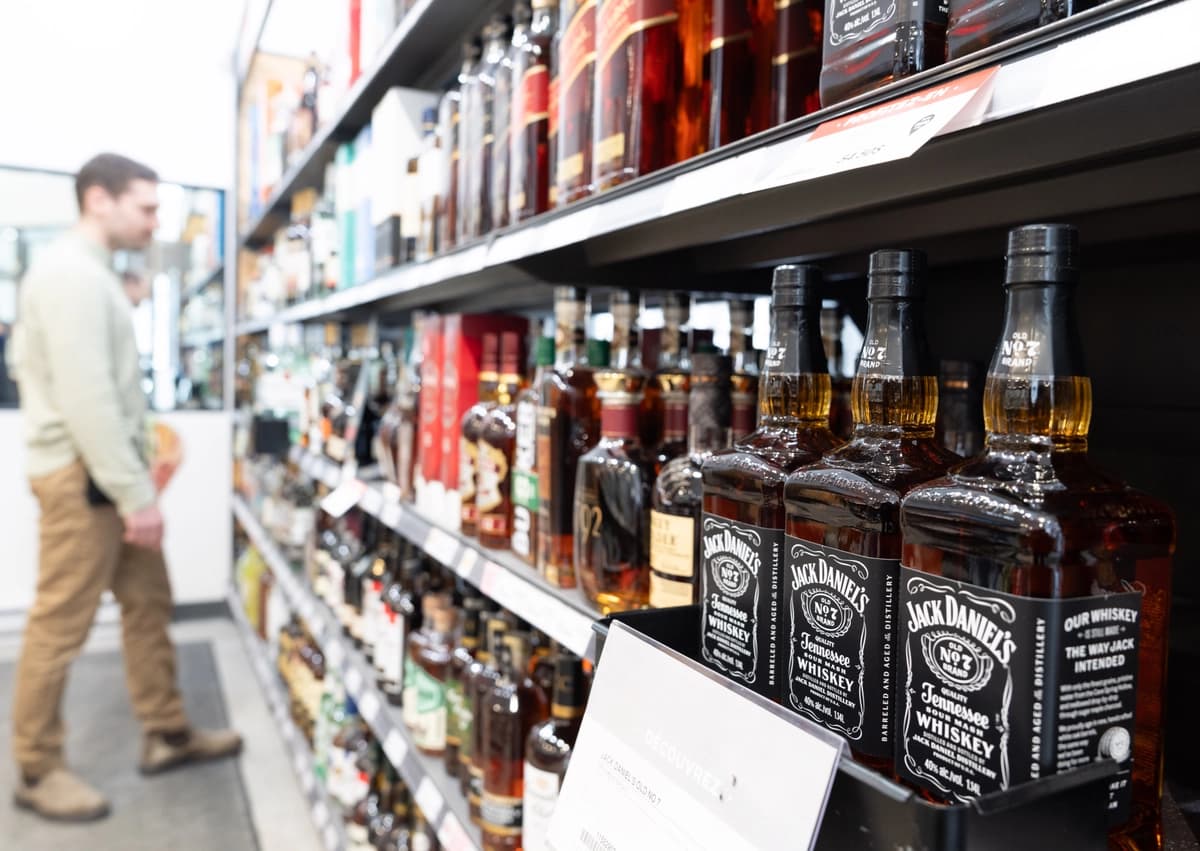 Whisky estadounidense en los estantes de una licorería SAQ en Montreal, el 4 de marzo de 2025. (The Canadian Press/Christinne Muschi).
