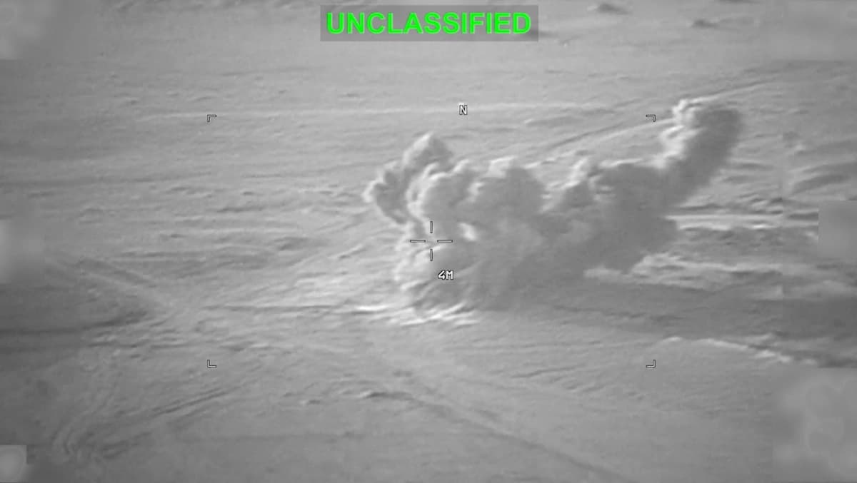 Se observa humo proveniente de una explosión en un lugar desconocido, durante lo que el Comando Central de Estados Unidos (CENTCOM) describe como ataques contra Irán, en esta imagen fija tomada de un video distribuido el 19 de julio de 2026. (Comando Central de Estados Unidos/Distribución vía Reuters).
