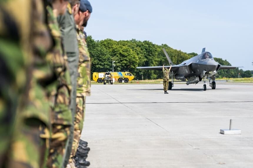 Un agente de seguridad aérea hace un gesto durante la llegada de los primeros cuatro cazas F-35 a la base aérea de Volkel, en Uden, el 30 de junio de 2022. Los F-35 sustituirán a los F-16 desde 2024. (Jeroen Jumelet/ANP/AFP vía Getty Images).