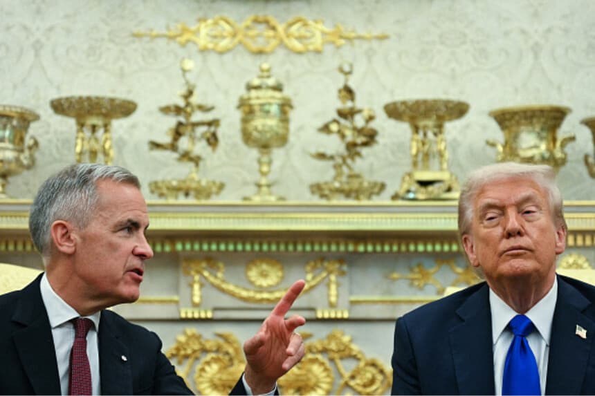 El presidente Donald Trump se reúne con el primer ministro canadiense Mark Carney en el Despacho Oval de la Casa Blanca, en Washington, D.C., el 7 de octubre de 2025. Carney busca convencer a Trump de reducir los aranceles que afectan a la economía canadiense. (Jim Watson/AFP vía Getty Images).