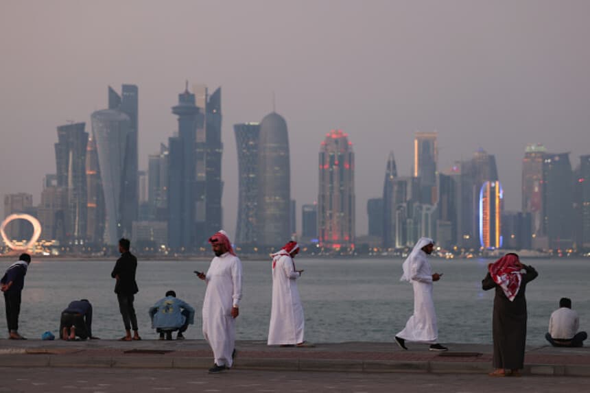DOHA, CATAR - 9 DE FEBRERO: La gente se reúne en el paseo marítimo de Corniche mientras el horizonte de Doha se ve al fondo el 9 de febrero de 2024 en Doha, Catar. (Lintao Zhang/Getty Images)