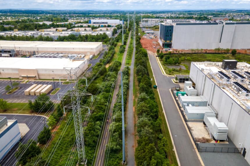 Líneas de transmisión de alto voltaje suministran electricidad a centros de datos en Ashburn, Virginia, el 16 de julio de 2023. Los centros de datos representan aproximadamente el 55 por ciento del crecimiento de la demanda de electricidad en Estados Unidos. (Foto de archivo de Ted Shaffrey/AP).