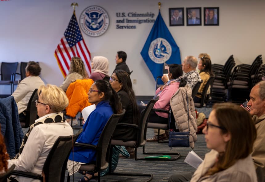 Inmigrantes participan en una ceremonia de naturalización el 1 de febrero de 2023 en Newark, Nueva Jersey. Treinta y cinco personas se convirtieron en ciudadanos estadounidenses en el evento organizado por los Servicios de Ciudadanía e Inmigración de EE. UU. (USCIS) en el Edificio Federal de Newark. (John Moore/Getty Images)
