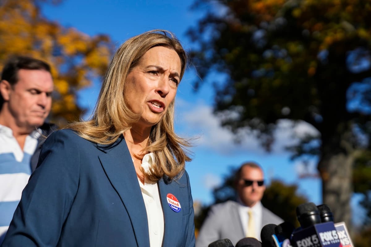 La candidata demócrata a gobernadora de Nueva Jersey, la representante federal Mikie Sherrill (D-N.J.), habla con los medios de comunicación después de emitir su voto en Montclair, Nueva Jersey, el 4 de noviembre de 2025. (Eduardo Muñoz Álvarez/Getty Images)