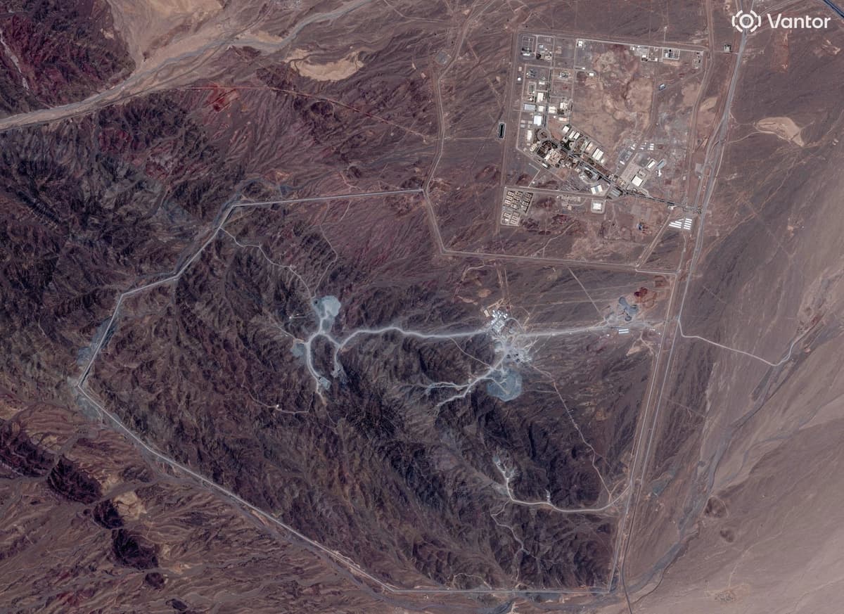 Una vista satelital muestra una panorámica de la instalación nuclear de Natanz y la montaña Pickaxe, cerca de Natanz, Irán, el 30 de junio de 2026. (Vantor/Handout vía Reuters).