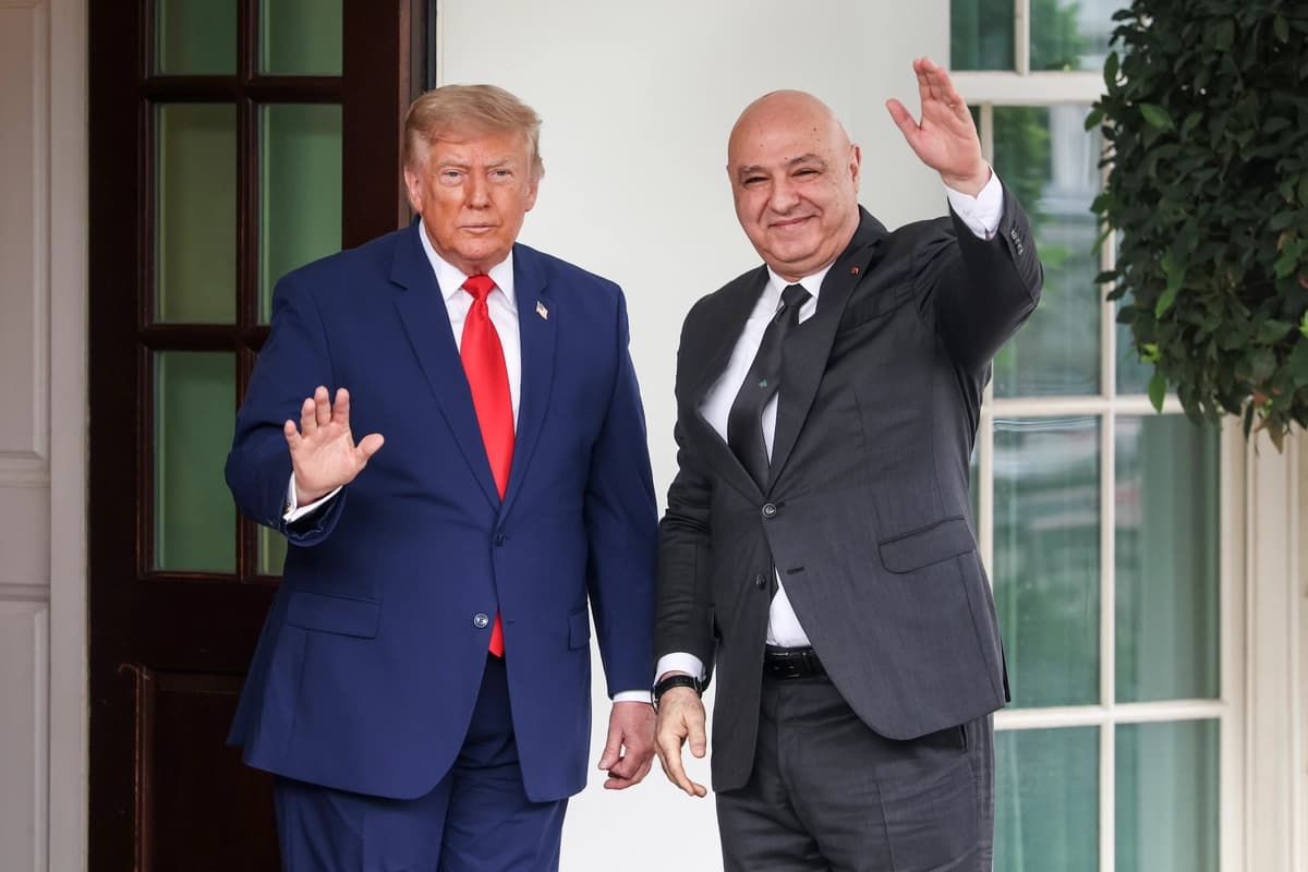 El presidente Donald Trump (izquierda) saluda al presidente del Líbano, Joseph Aoun, a su llegada a la Casa Blanca en Washington, el 21 de julio de 2026. (Kevin Dietsch/Getty Images)